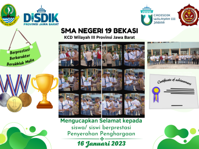 Penyerahan penghargaan kepada siswa yang berprestasi