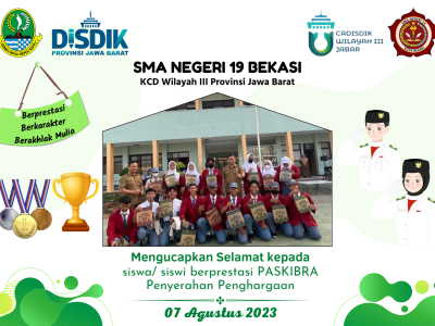 Penyerahan penghargaan kepada siswa yang berprestasi