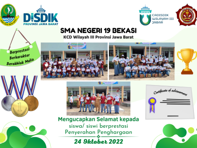 Penyerahan penghargaan kepada siswa yang berprestasi