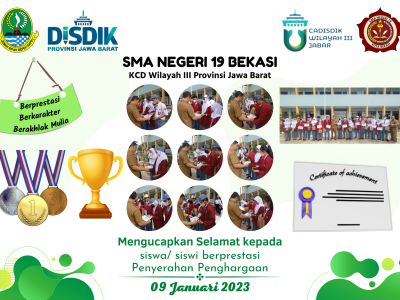 Penyerahan penghargaan kepada siswa yang berprestasi