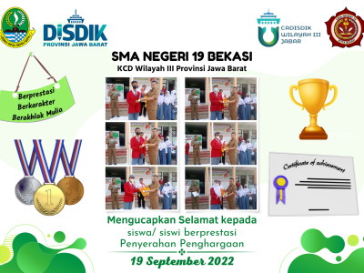 Penyerahan penghargaan kepada siswa yang berprestasi