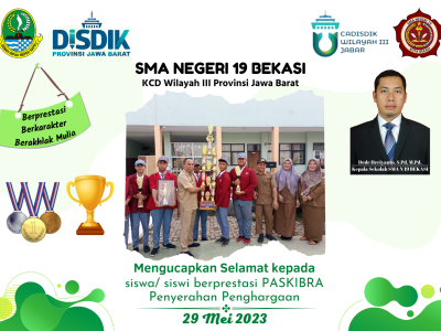 Penyerahan penghargaan kepada siswa yang berprestasi