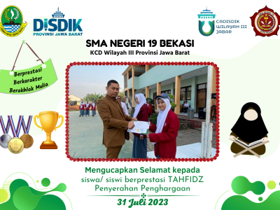 Penyerahan penghargaan kepada siswa yang berprestasi