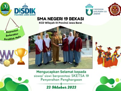 Penyerahan penghargaan kepada siswa yang berprestasi