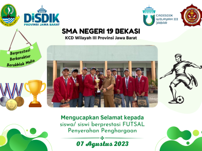 Penyerahan penghargaan kepada siswa yang berprestasi