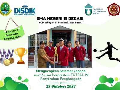 Penyerahan penghargaan kepada siswa yang berprestasi